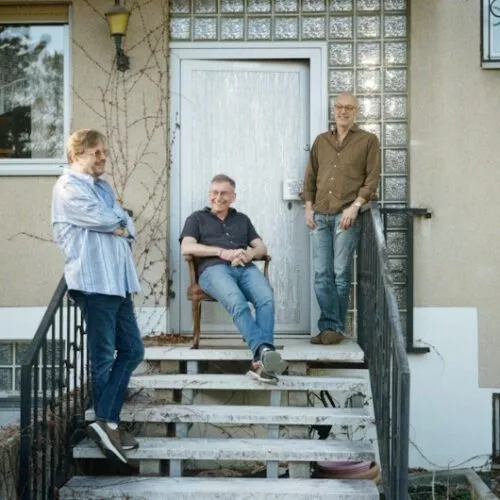 Die Träumer an Stiegenaufgang zu einem Privathaus.