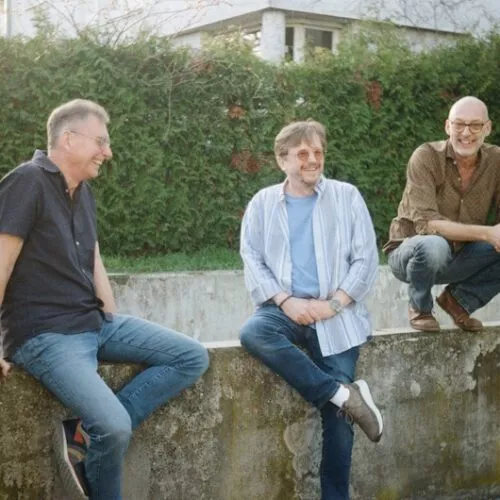 Die Träumer an einer Mauer